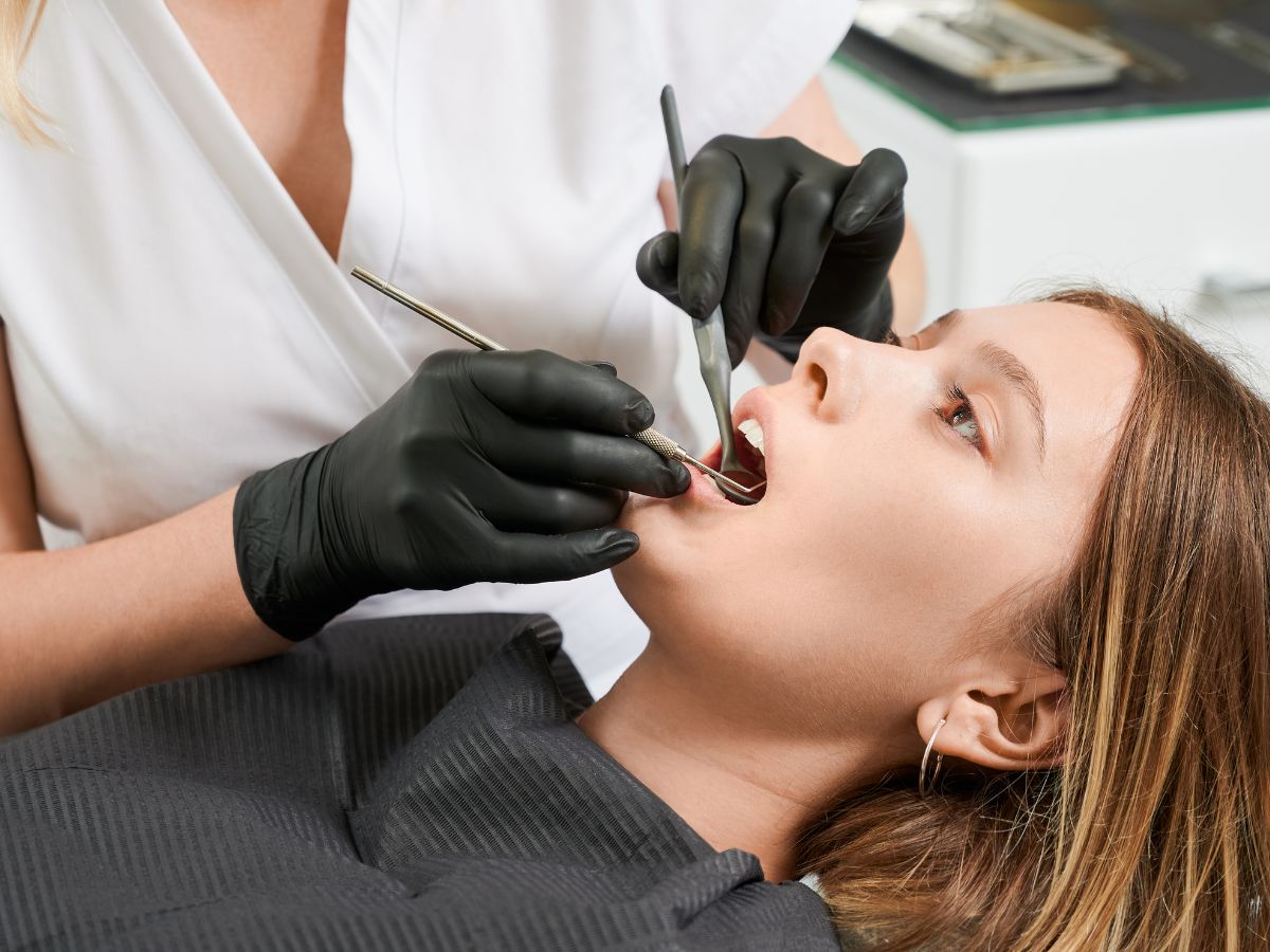 Palatalni pristup sa dugim implantatima kod atrofične gornje vilice